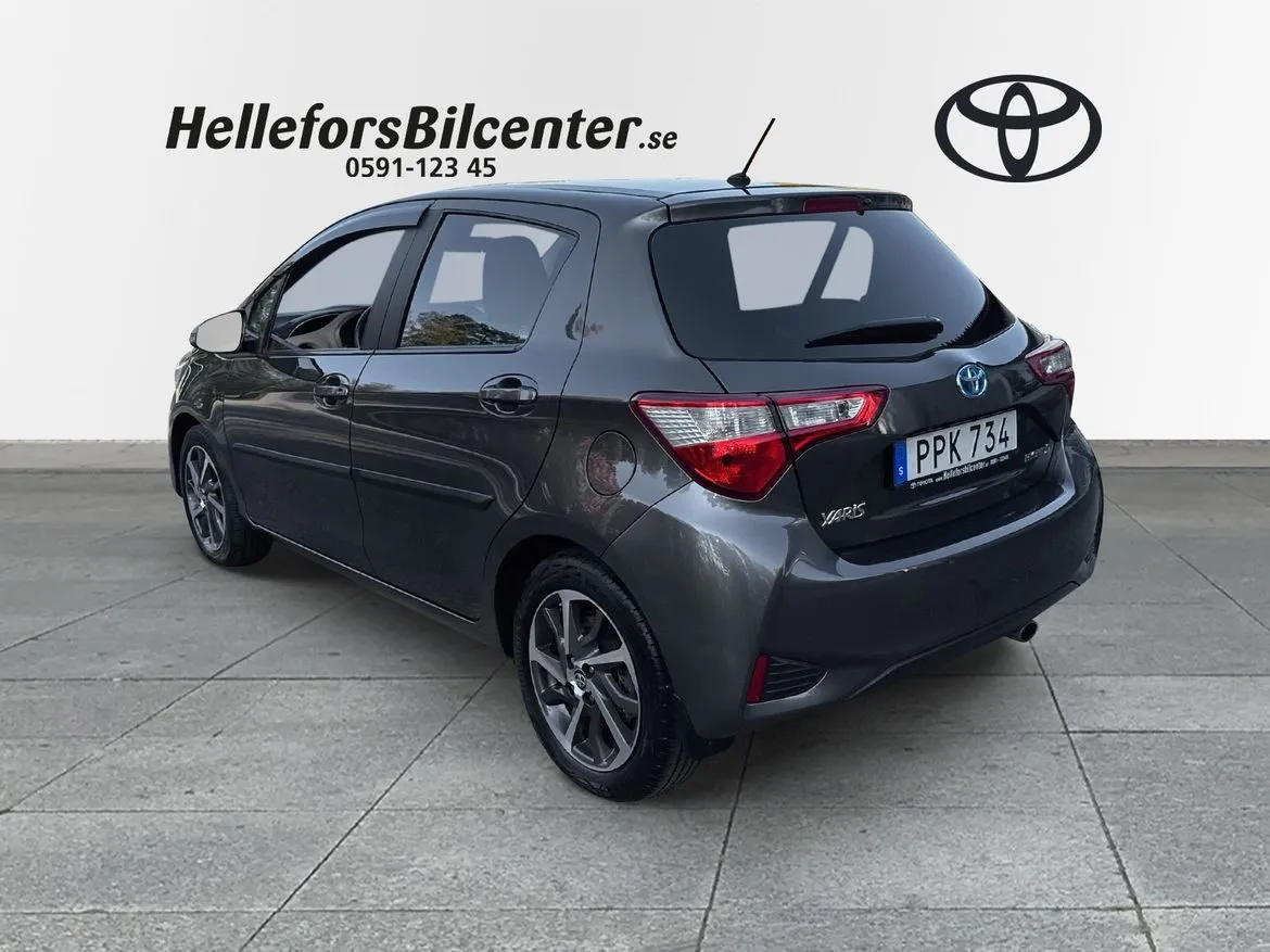 Toyota Yaris Hybrid Active Motorv V-hjul Exljus, bild 2 av 12