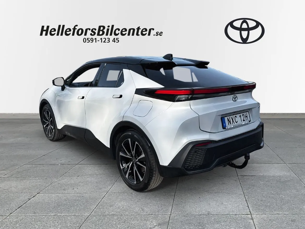 Toyota C-HR Hybrid CHR Style Teknik DRAG LED ramp Vhjul Carplay, bild 2 av 12