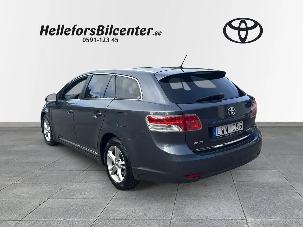 Toyota Avensis Kombi TS 147hk Chrome Edition Backkamera Vinterjul Blåtand, bild 2 av 12