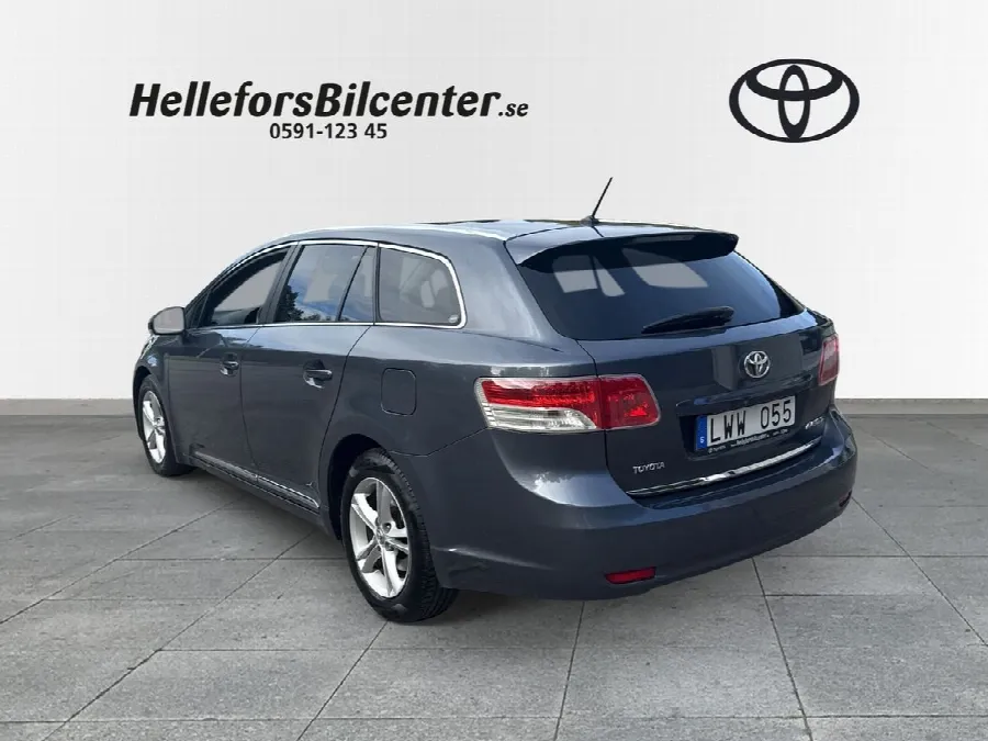 Toyota Avensis Kombi TS 147hk Chrome Edition Backkamera Vinterjul Blåtand, bild 2 av 12