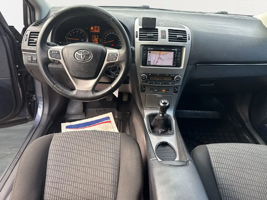 Toyota Avensis Kombi TS 147hk Chrome Edition Backkamera Vinterjul Blåtand, bild 8 av 12