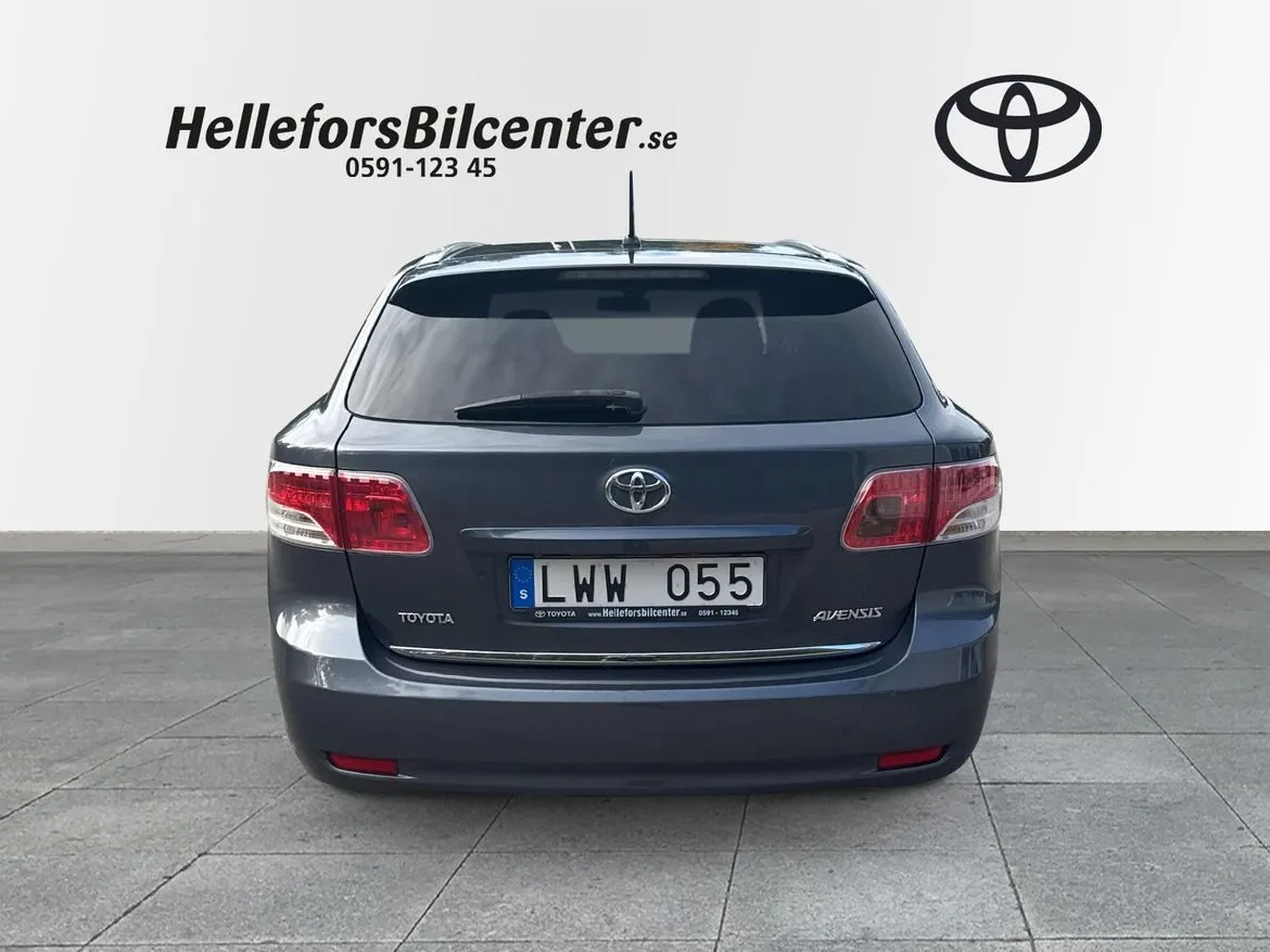 Toyota Avensis Kombi TS 147hk Chrome Edition Backkamera Vinterjul Blåtand, bild 4 av 12