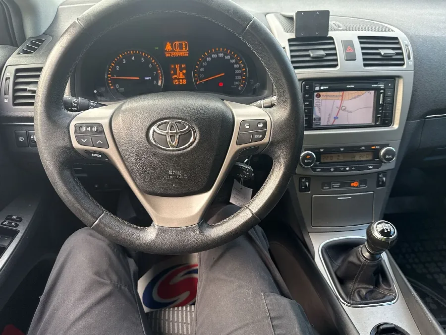 Toyota Avensis Kombi TS 147hk Chrome Edition Backkamera Vinterjul Blåtand, bild 9 av 12