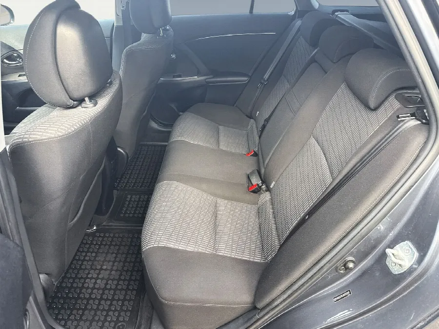 Toyota Avensis Kombi TS 147hk Chrome Edition Backkamera Vinterjul Blåtand, bild 11 av 12