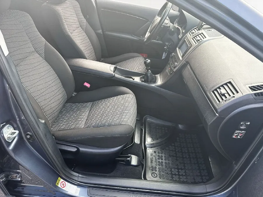 Toyota Avensis Kombi TS 147hk Chrome Edition Backkamera Vinterjul Blåtand, bild 6 av 12