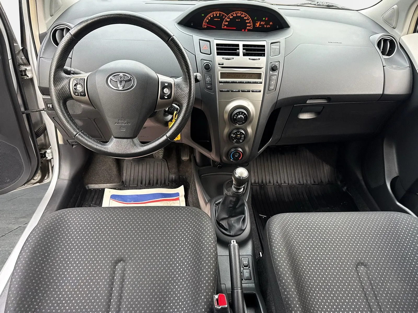 Toyota Yaris 1,33 100hk Backsensorer Vinterhjul, bild 8 av 12