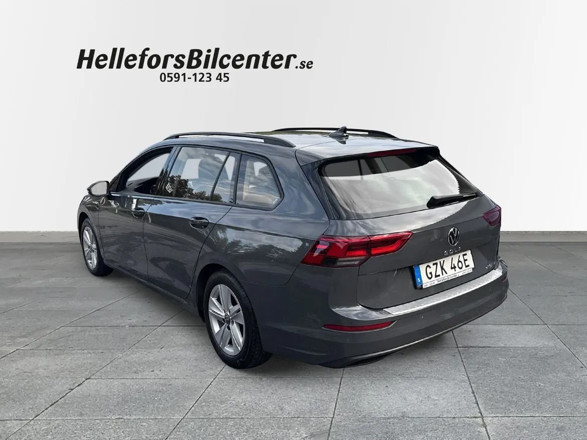 Volkswagen Golf Sportscombi Sportcombi AUT 130hk MHEV P-sensorer Carplay Vhjul E, bild 2 av 12