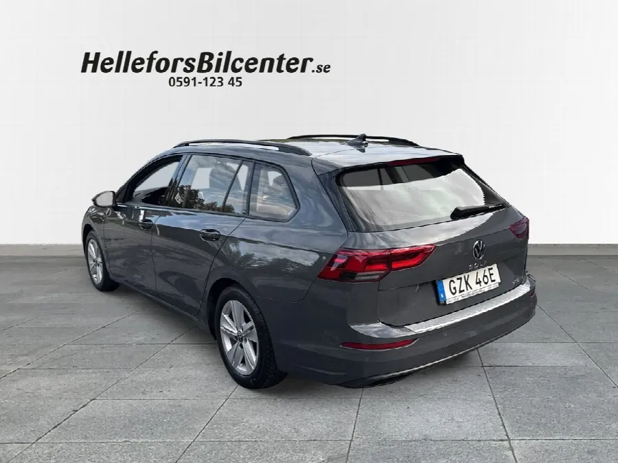 Volkswagen Golf Sportscombi Sportcombi AUT 130hk MHEV P-sensorer Carplay Vhjul E, bild 2 av 12