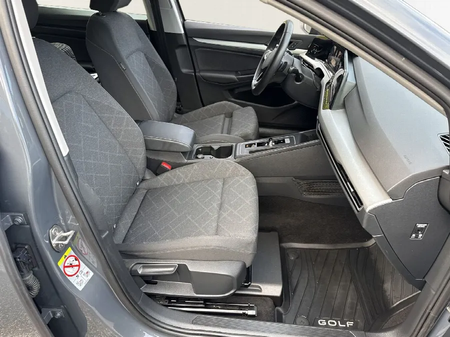 Volkswagen Golf Sportscombi Sportcombi AUT 130hk MHEV P-sensorer Carplay Vhjul E, bild 6 av 12
