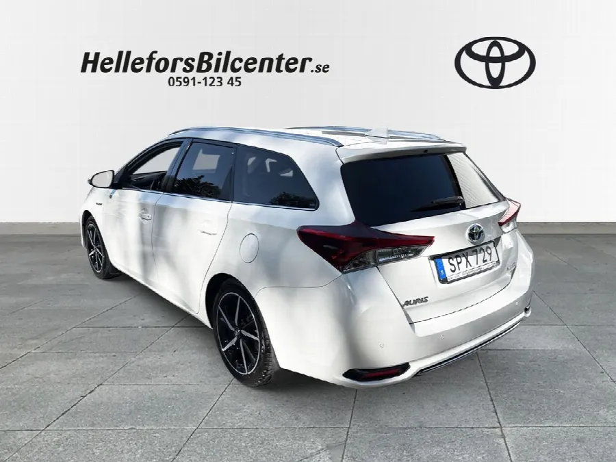 Toyota Auris Touring Sports Hybrid TS Intense edt P-sensorer Motorv Vhjul, bild 2 av 12