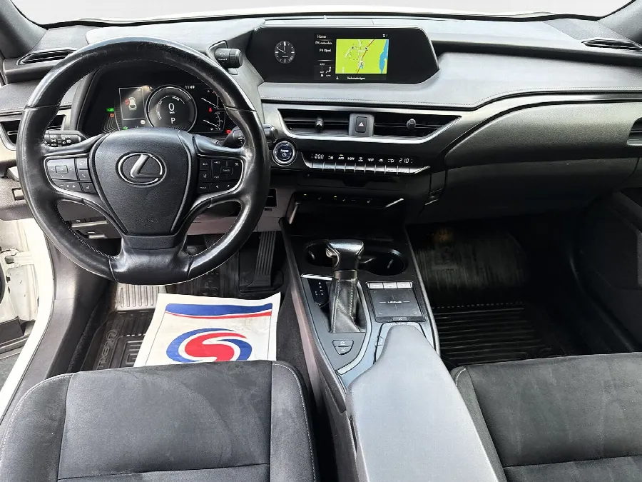 Lexus UX 250h UX25h 184hk Comfort Teknik P-sensorer F+B Carplay Rattvärme Vhjul, bild 8 av 12