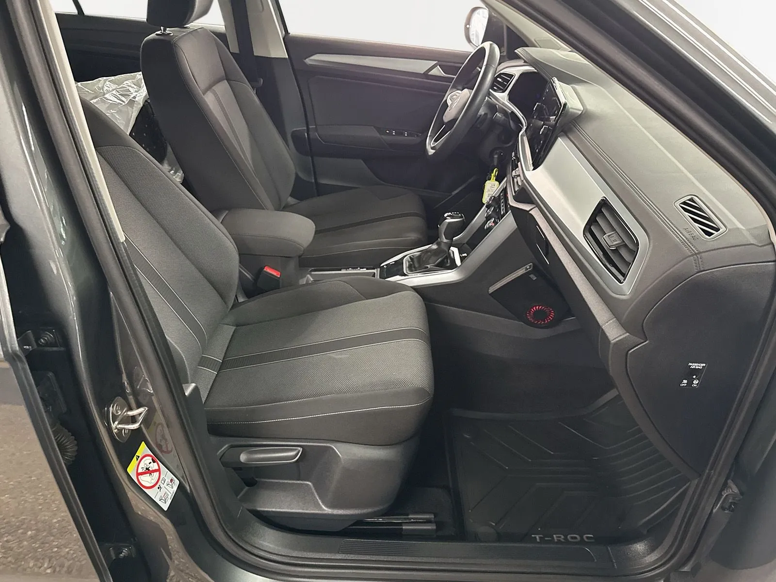 Volkswagen T-Roc VW 150hk AUT Motorv P-sensorer fram+bak Vinterhjul Carplay, bild 6 av 12