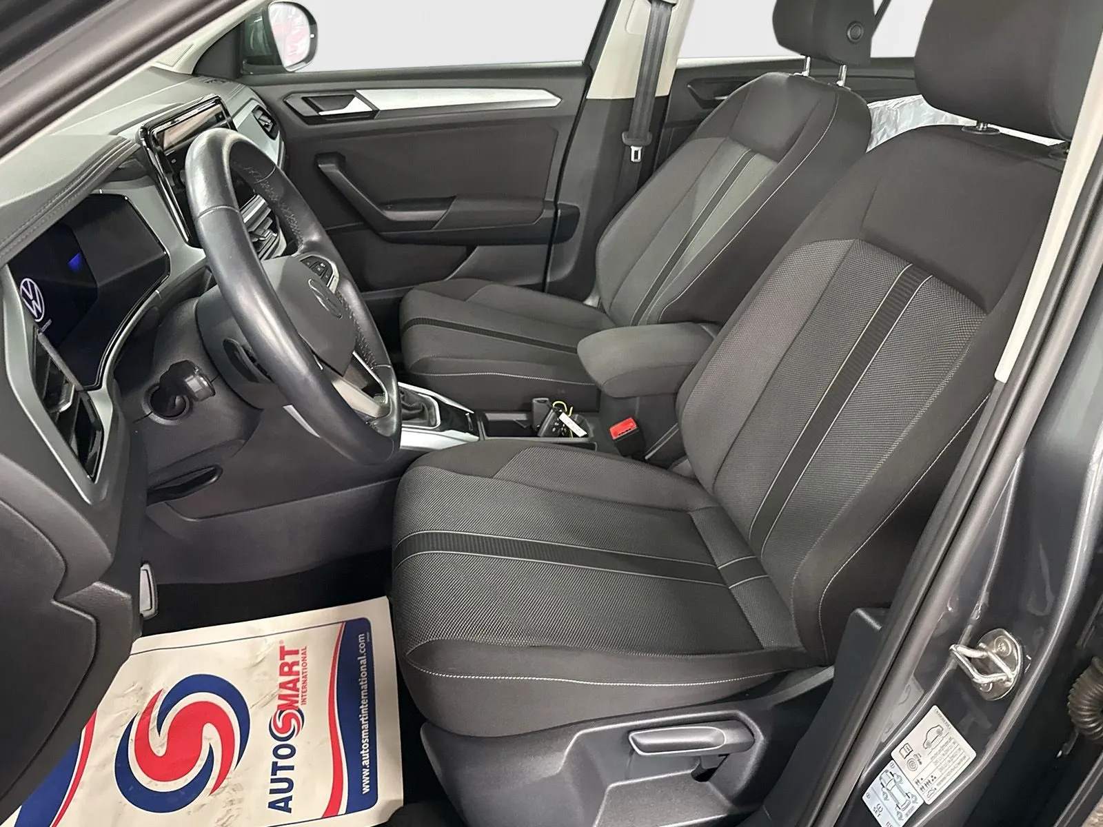 Volkswagen T-Roc VW 150hk AUT Motorv P-sensorer fram+bak Vinterhjul Carplay, bild 12 av 12