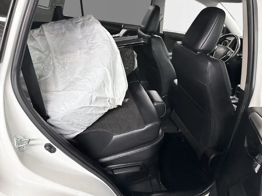 Toyota RAV4 Hybrid 200hk AWD-i Executiv Webasto Skinn 360kamera, bild 7 av 12
