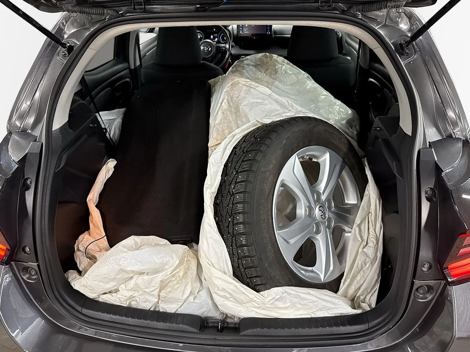 Toyota Yaris Hybrid Active Plus Motorv Vhjul Vhjul Carplay Rattv, bild 10 av 12