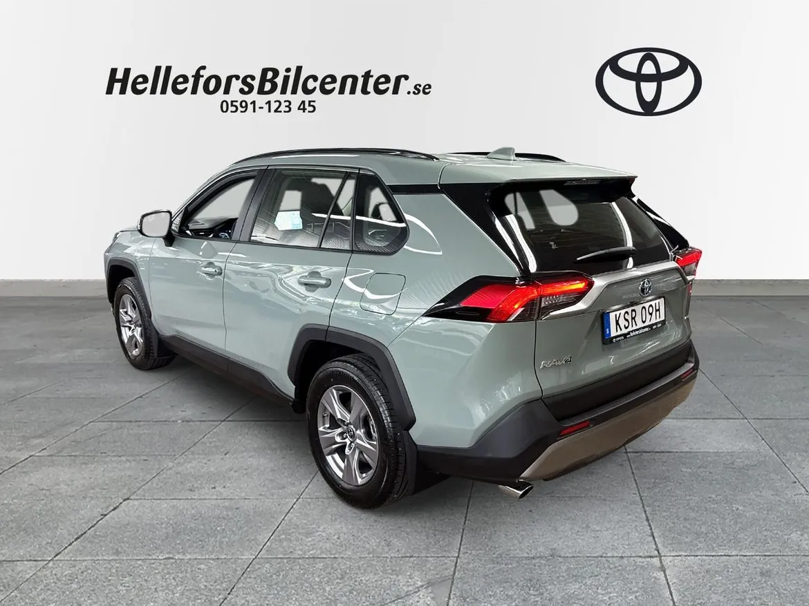 Toyota RAV4 Hybrid AWD-i 222hk Active Komfort Värmare med app Carplay Android au, bild 2 av 12