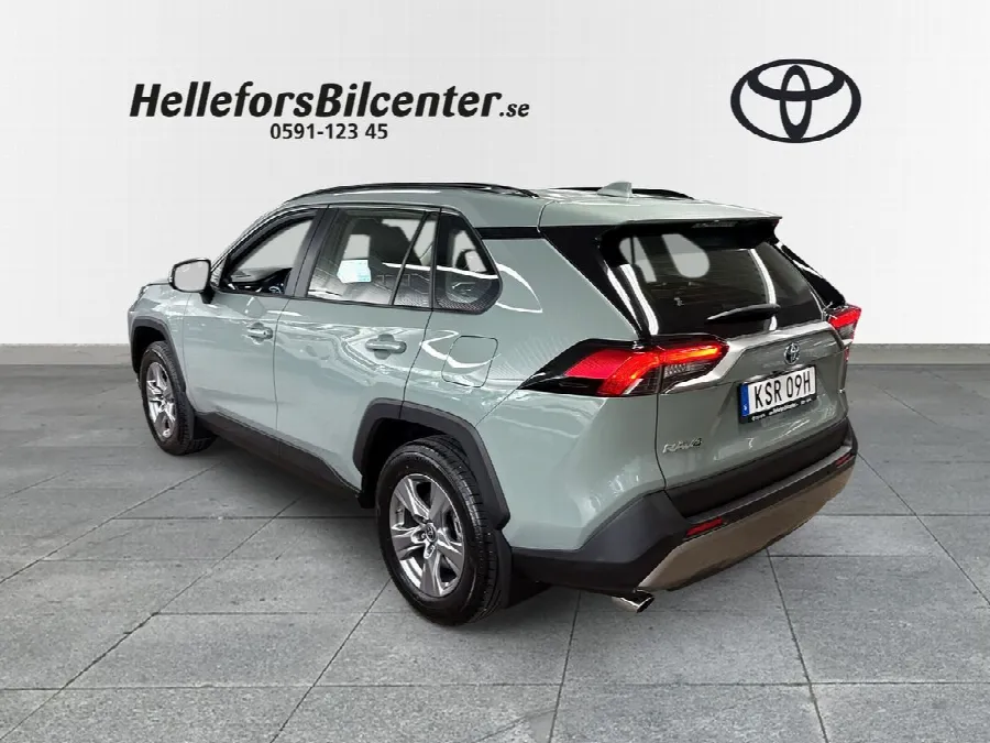 Toyota RAV4 Hybrid AWD-i 222hk Active Komfort Värmare med app Carplay Android au, bild 2 av 12
