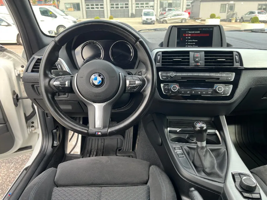 BMW 118i 5-dörrars M Sport, bild 5 av 11