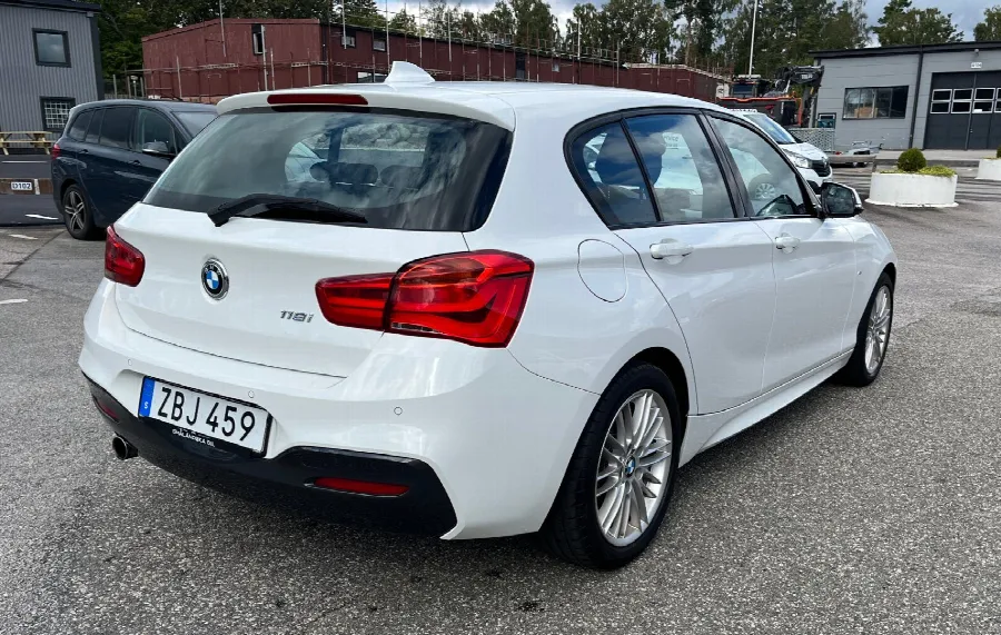 BMW 118i 5-dörrars M Sport, bild 3 av 11