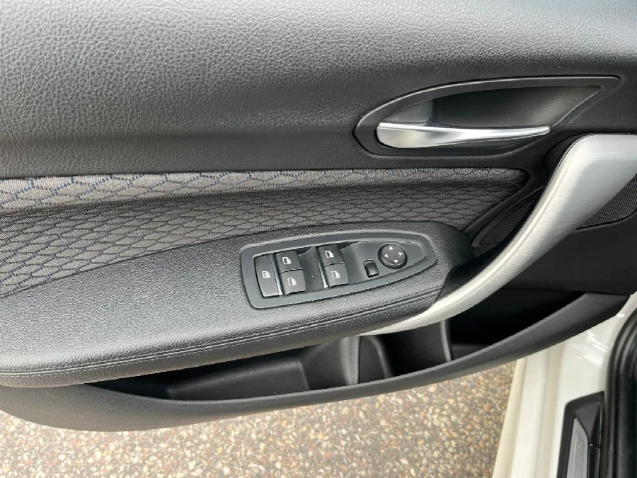 BMW 118i 5-dörrars M Sport, bild 6 av 11