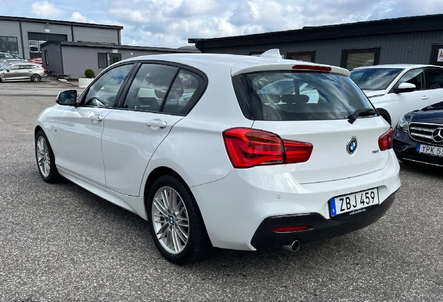 BMW 118i 5-dörrars M Sport, bild 4 av 11