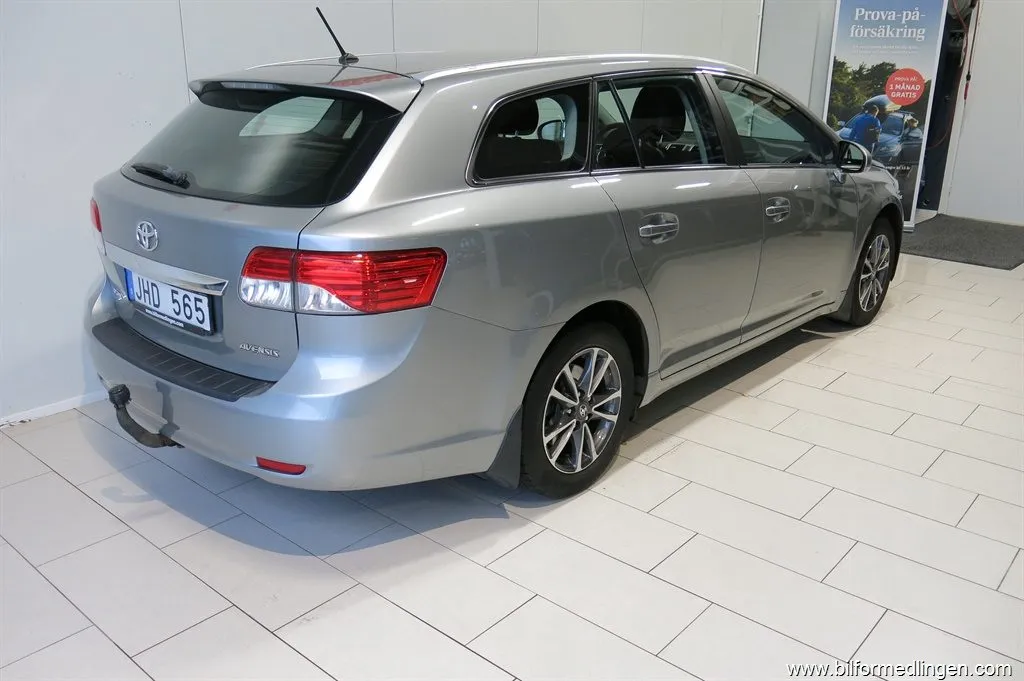 Toyota Avensis 1.8 Valvematic Combi 147hk, bild 3 av 12