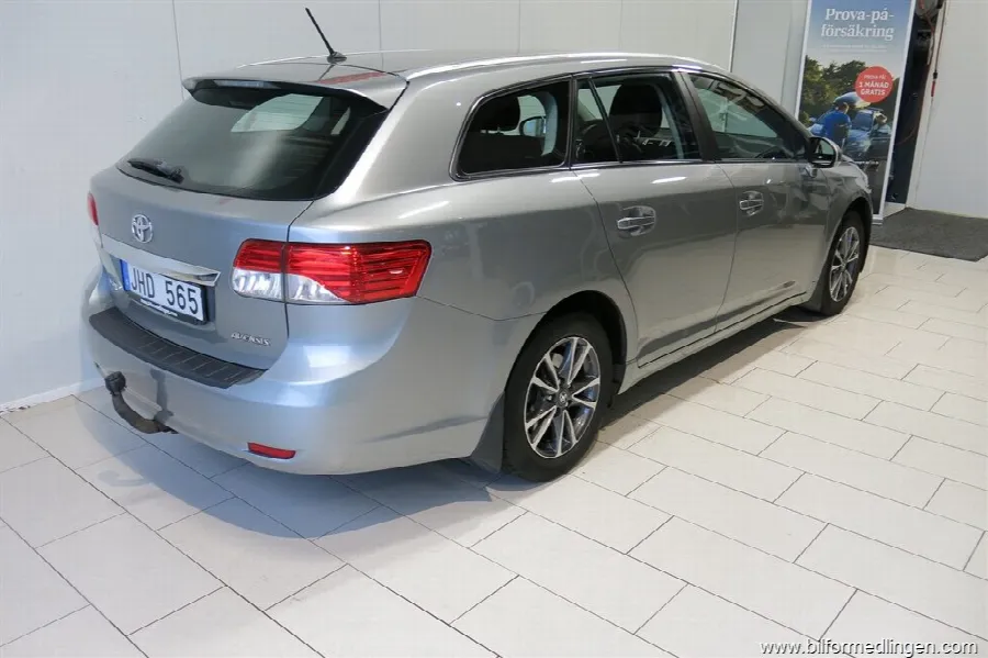 Toyota Avensis 1.8 Valvematic Combi 147hk, bild 3 av 12