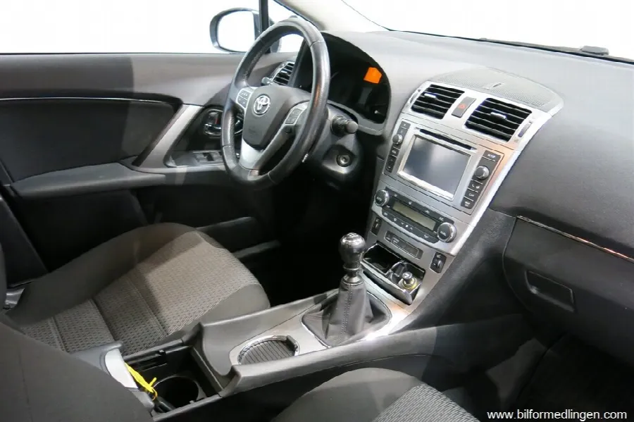 Toyota Avensis 1.8 Valvematic Combi 147hk, bild 8 av 12