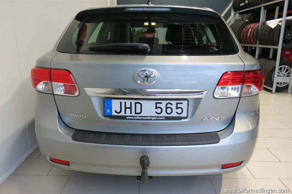 Toyota Avensis 1.8 Valvematic Combi 147hk, bild 5 av 12