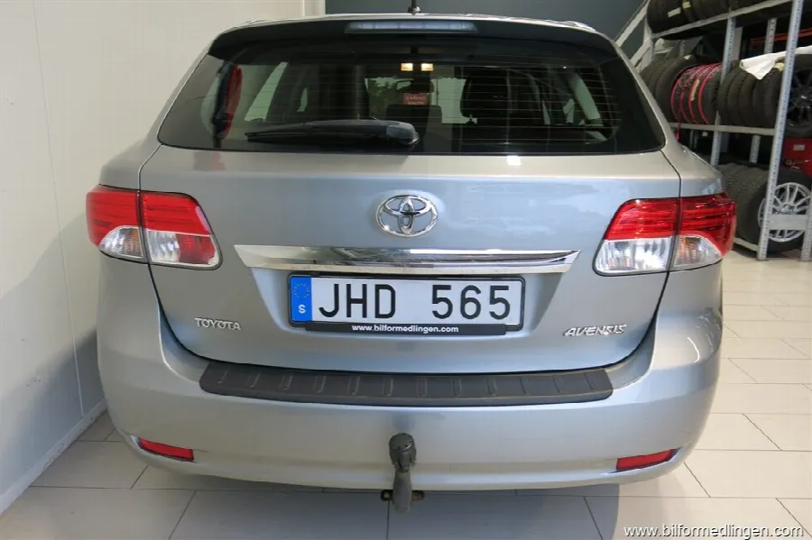 Toyota Avensis 1.8 Valvematic Combi 147hk, bild 5 av 12