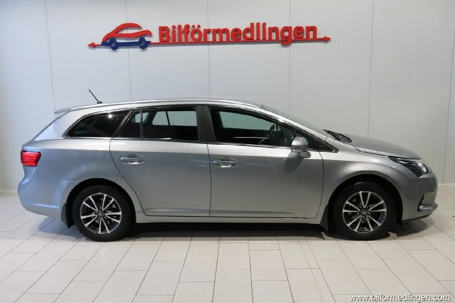 Toyota Avensis 1.8 Valvematic Combi 147hk, bild 2 av 12