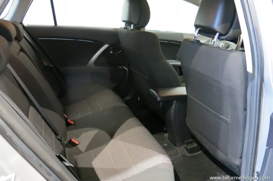 Toyota Avensis 1.8 Valvematic Combi 147hk, bild 11 av 12