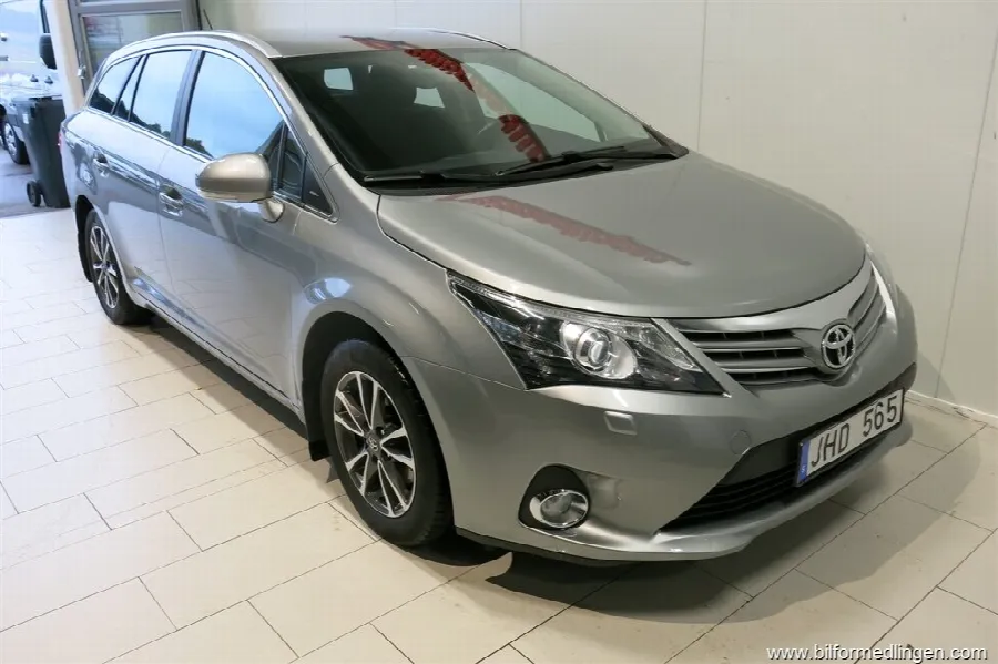 Toyota Avensis 1.8 Valvematic Combi 147hk, bild 4 av 12