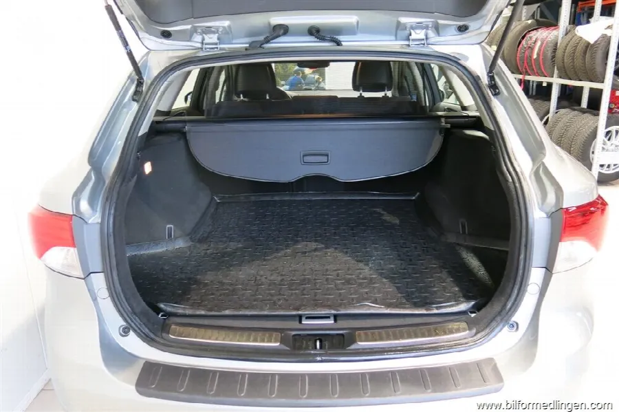 Toyota Avensis 1.8 Valvematic Combi 147hk, bild 9 av 12