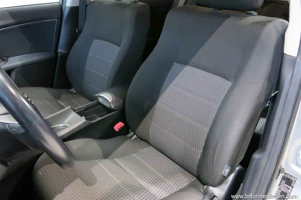 Toyota Avensis 1.8 Valvematic Combi 147hk, bild 12 av 12