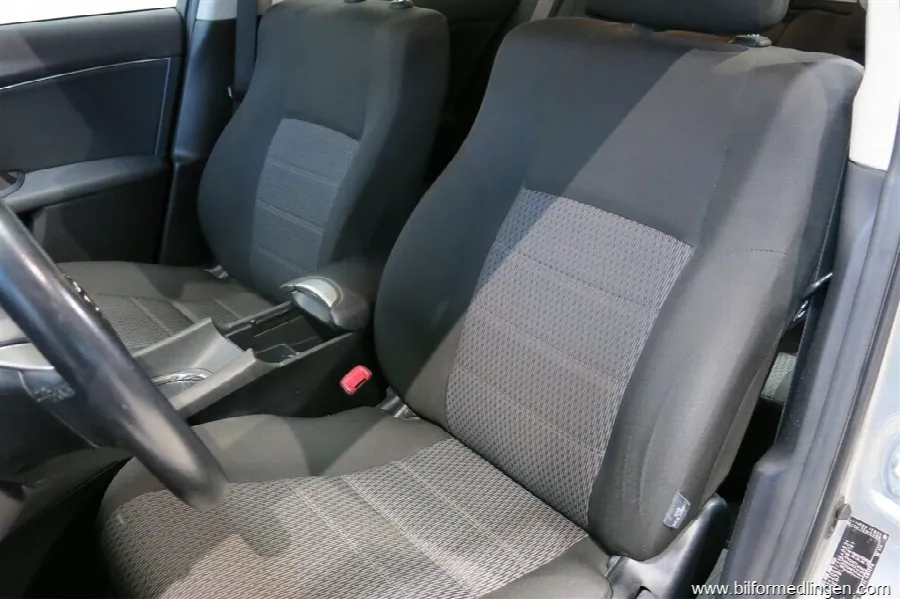 Toyota Avensis 1.8 Valvematic Combi 147hk, bild 12 av 12