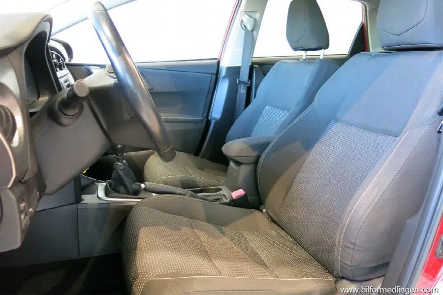 Toyota Auris 1.6 132hk V-Hjul ACC Backkamera, bild 8 av 12