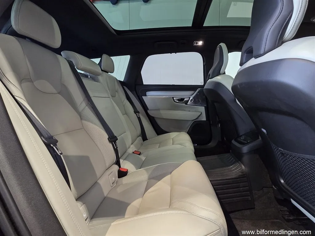 Volvo V90 T8 AWD 392hk R-Design B&W Drag Panorama m.m, bild 8 av 12