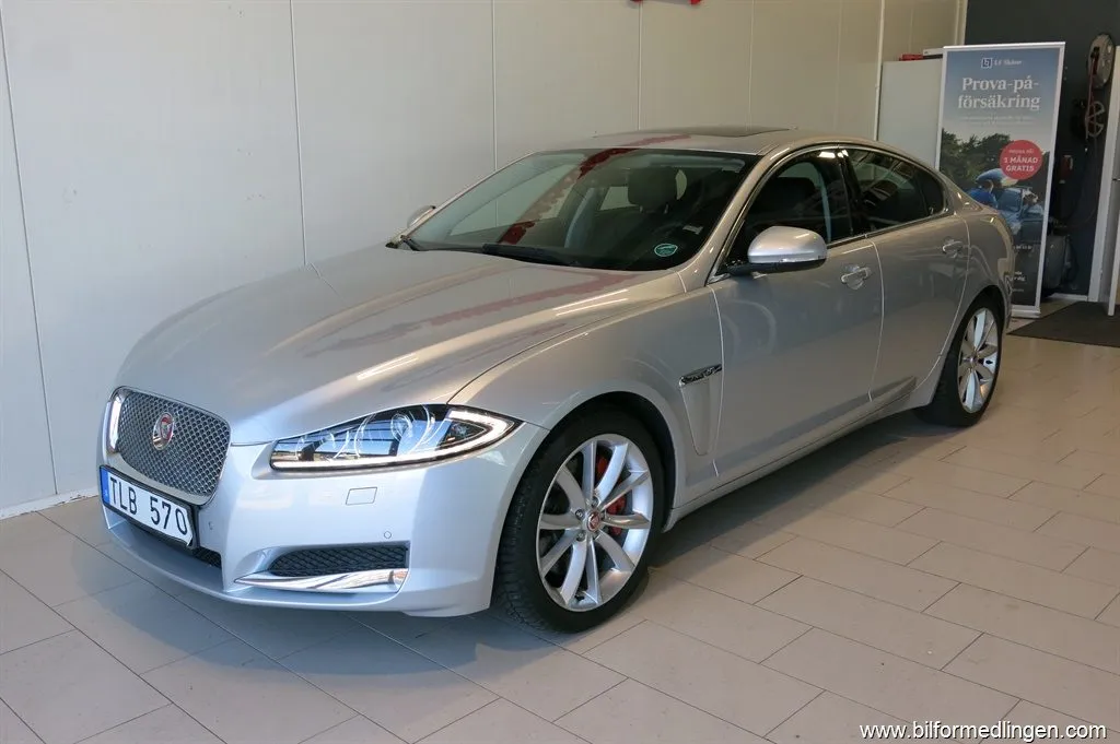 Jaguar XF 3.0 V6 S/C AWD 340hk Navi Skinn Sv-såld, bild 4 av 12