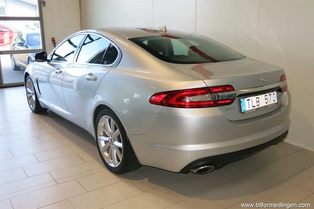 Jaguar XF 3.0 V6 S/C AWD 340hk Navi Skinn Sv-såld, bild 6 av 12