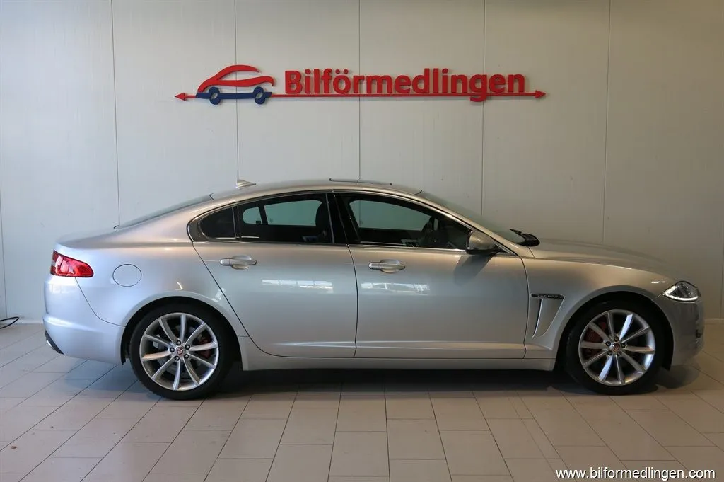 Jaguar XF 3.0 V6 S/C AWD 340hk Navi Skinn Sv-såld, bild 2 av 12