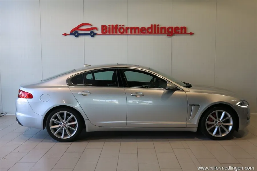 Jaguar XF 3.0 V6 S/C AWD 340hk Navi Skinn Sv-såld, bild 2 av 12