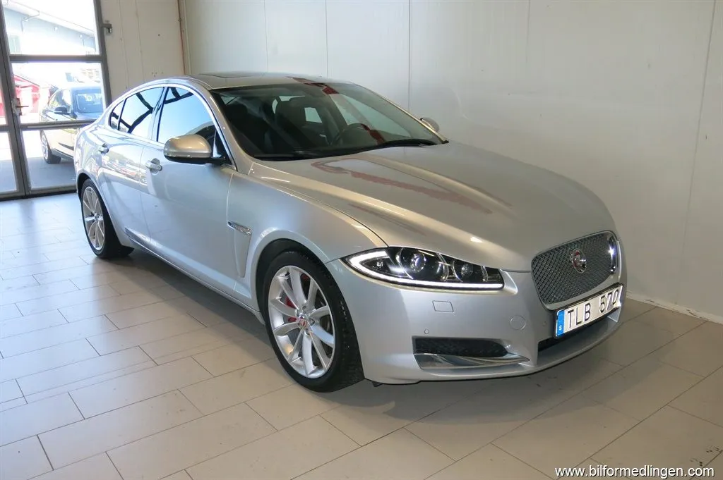 Jaguar XF 3.0 V6 S/C AWD 340hk Navi Skinn Sv-såld, bild 3 av 12