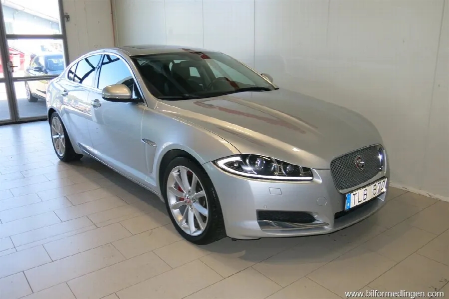 Jaguar XF 3.0 V6 S/C AWD 340hk Navi Skinn Sv-såld, bild 3 av 12