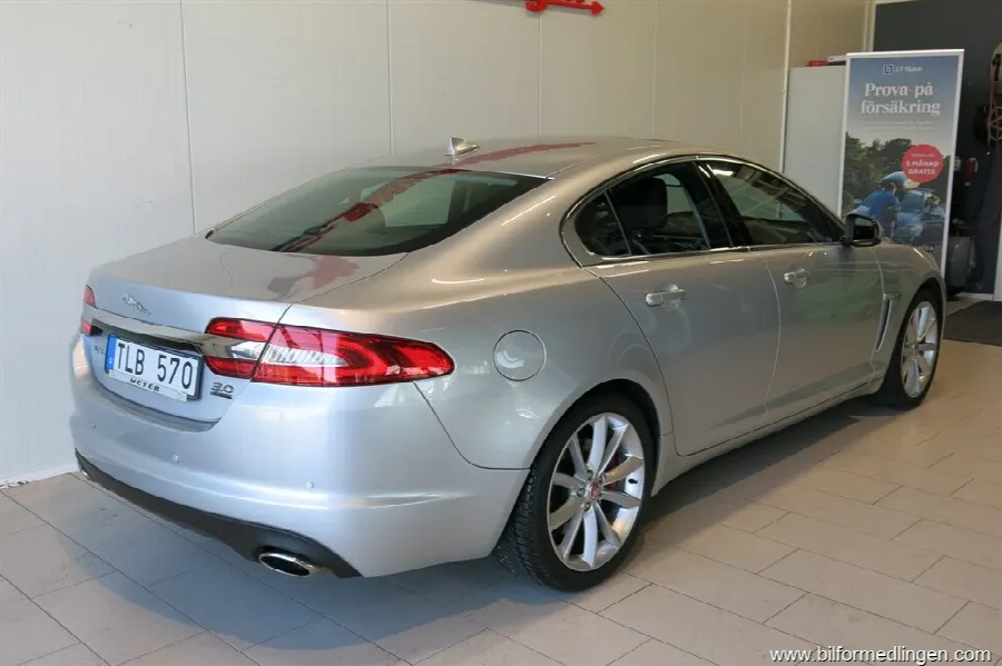 Jaguar XF 3.0 V6 S/C AWD 340hk Navi Skinn Sv-såld, bild 5 av 12