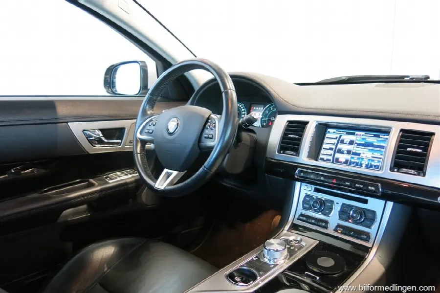 Jaguar XF 3.0 V6 S/C AWD 340hk Navi Skinn Sv-såld, bild 9 av 12