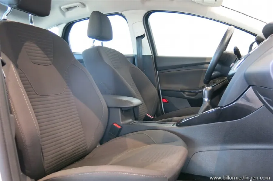 Ford Focus 1.0 100hk Titanium V-Hjul Kamremsbyte ingår!, bild 8 av 12