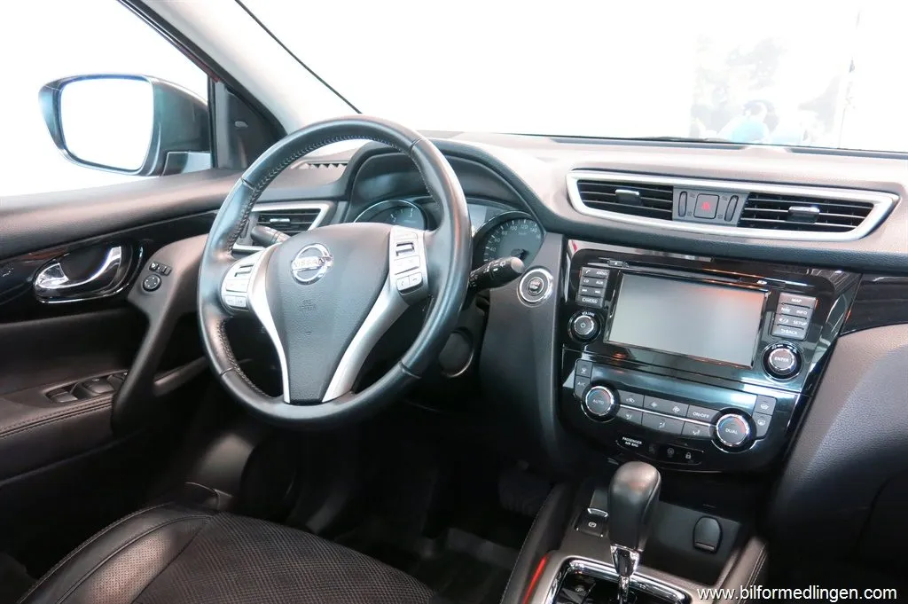 Nissan Qashqai 1.6 dCi 130hk Aut. Tekna Navi V-Hjul, bild 9 av 12