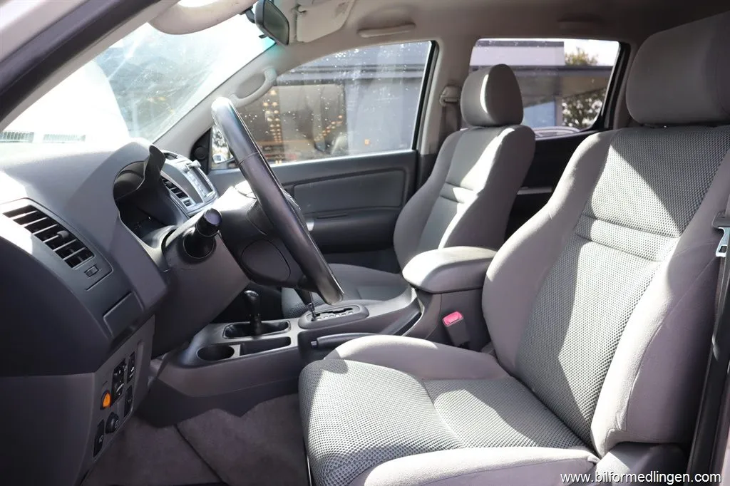 Toyota Hilux 3.0 D-4D 4x4 Double Cab 171hk Momsbil Aut 1 ägare Kåpa, bild 4 av 12