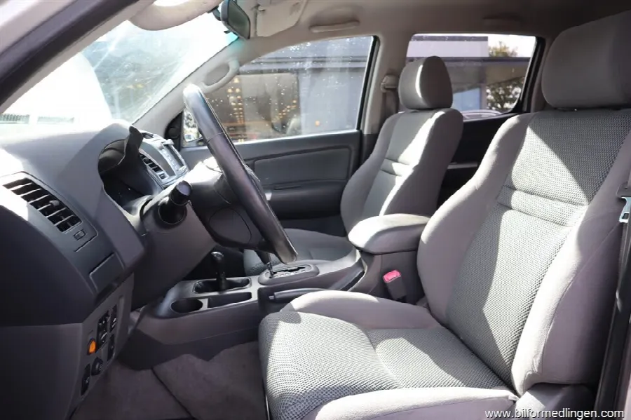Toyota Hilux 3.0 D-4D 4x4 Double Cab 171hk Momsbil Aut 1 ägare Kåpa, bild 4 av 12